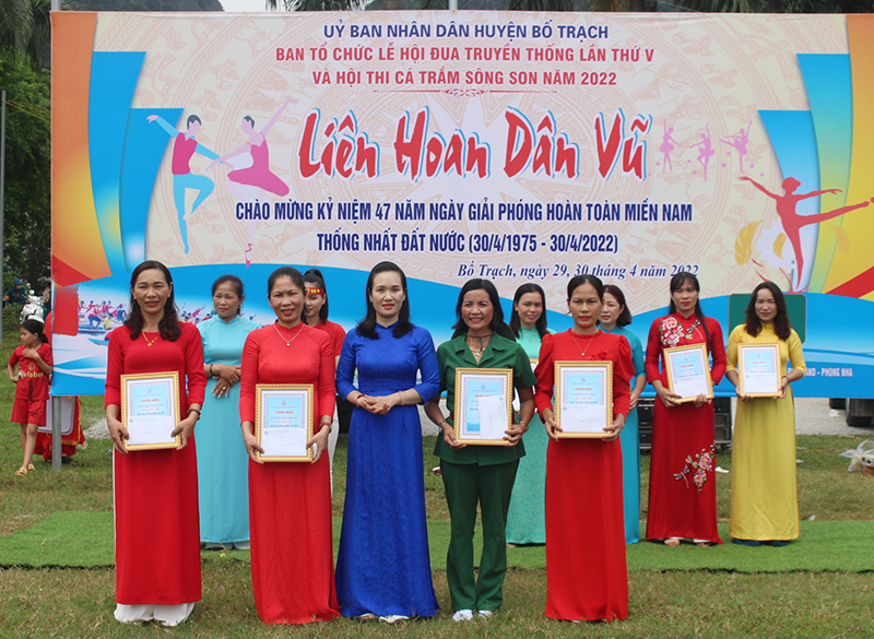 Lãnh đạo Hội LHPN huyện Bố Trạch trao thưởng cho các đội đạt giải ba.