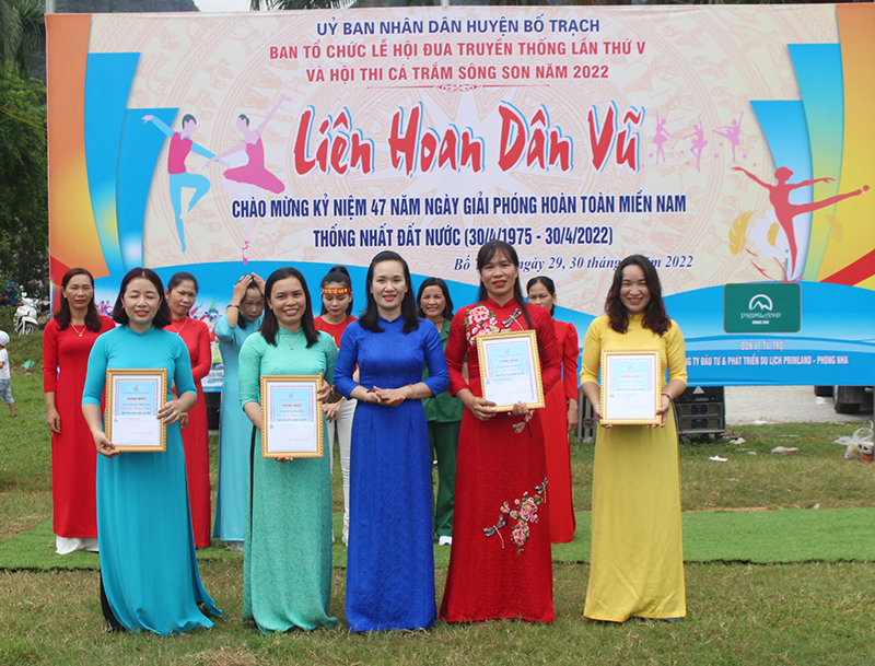 Lãnh đạo Hội LHPN huyện Bố Trạch trao thưởng cho các đội đạt giải khuyến khích.