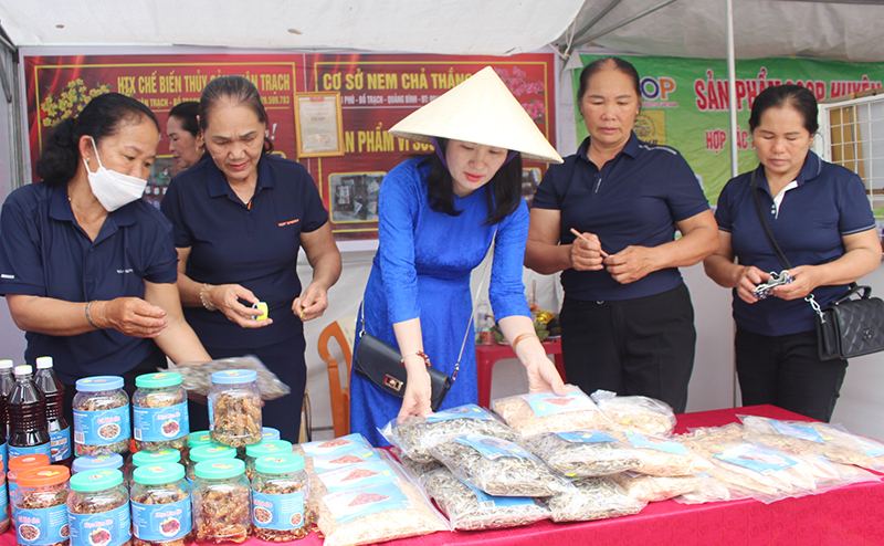  Đại diện lãnh đạo Hội Liên hiệp phụ nữ huyện Bố Trạch thăm, động viên chị em tham gia giới thiệu sản phẩm OCOP.