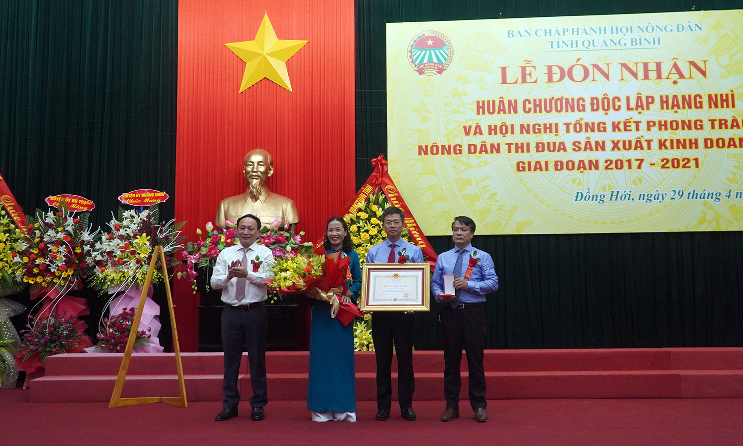 Thừa ủy quyền của Chủ tịch nước, đồng chí Phó Bí thư Thường trực Tỉnh ủy Trần Hải Châu trao Huân chương Độc lập hạng Nhì cho Hội Nông dân tỉnh