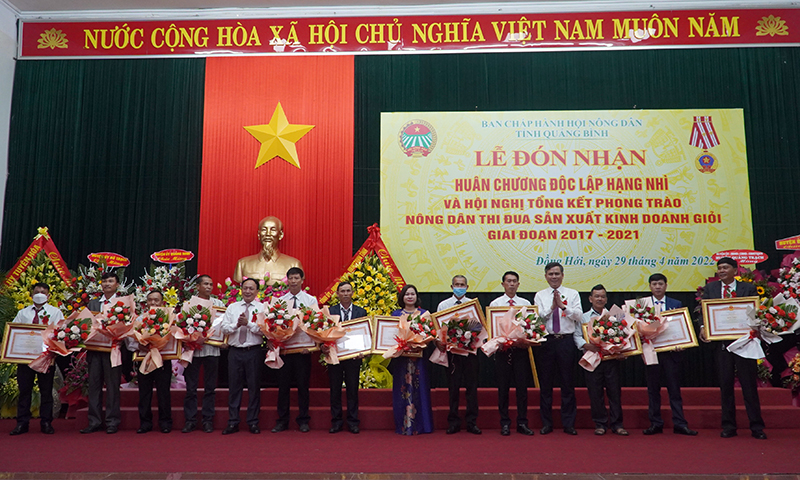 Thừa ủy quyền của Thủ tướng Chính phủ, các đồng chí Phó Bí thư Thường trực Tỉnh ủy Trần Hải Châu và Chủ tịch UBND tỉnh Trần Thắng trao Bằng khen của Thủ tướng Chính phủ cho các tập thể và cá nhân