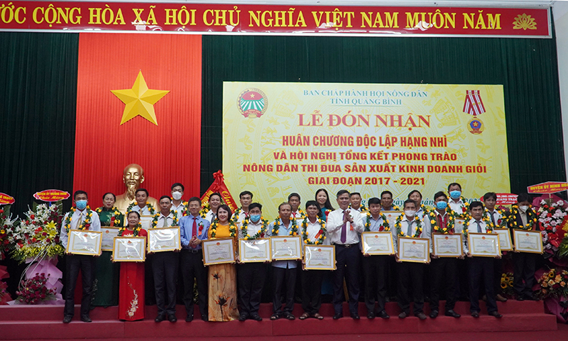 Đồng chí Chủ tịch UBND tỉnh Trần Thắng và Chủ tịch Hội Nông dân tỉnh Trần Tiến Sỹ trao Bằng khen của UBND tỉnh cho các tập thể và cá nhân