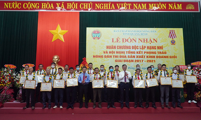 Đồng chí Chủ tịch UBND tỉnh Trần Thắng và Chủ tịch Hội Nông dân tỉnh Trần Tiến Sỹ trao Bằng khen của UBND tỉnh cho các tập thể và cá nhân
