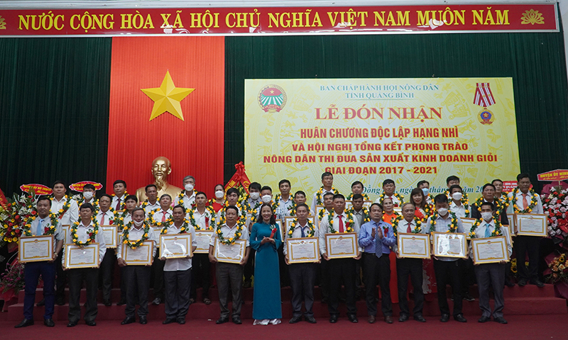 Lãnh đạo Hội Nông dân tỉnh tỉnh trao Bằng khen của Ban Chấp hành Hội Nông dân tỉnh cho các tập thể và cá nhân.