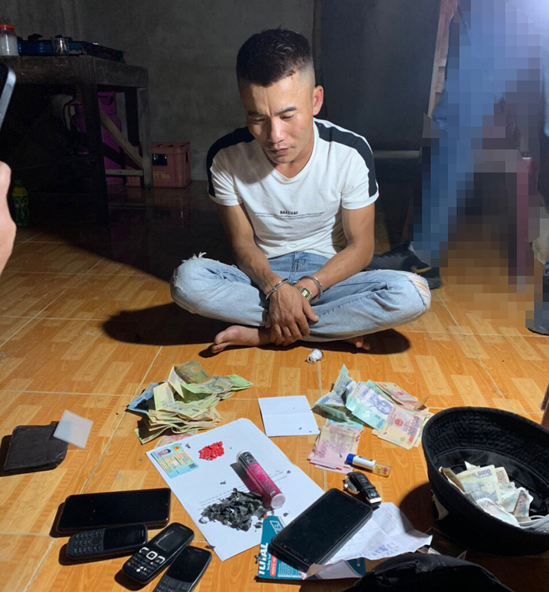 Đối tượng Lê Văn Lai cùng tang vật.