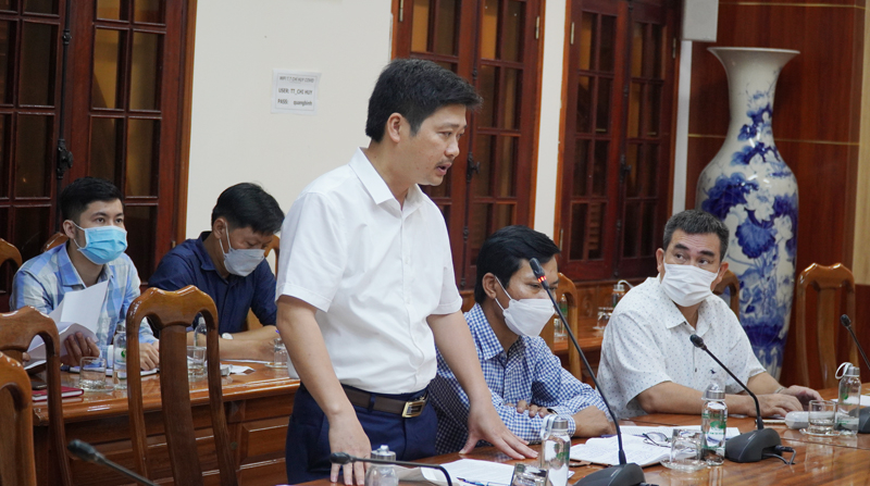 Đại diệ lãnh đạo Sở Xây dựng trao đổi về việc điều chỉnh một số thiết kế của các hạng mục công trình. 