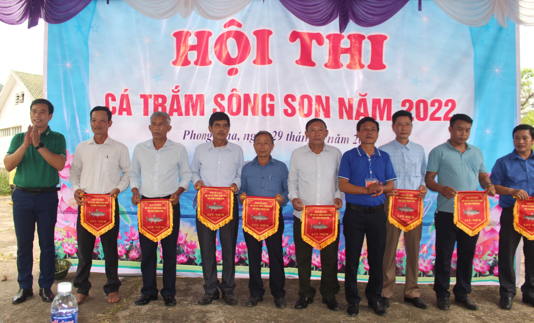 Ban Tổ chức trao cờ lưu niệm cho các đội tham dự hội thi.