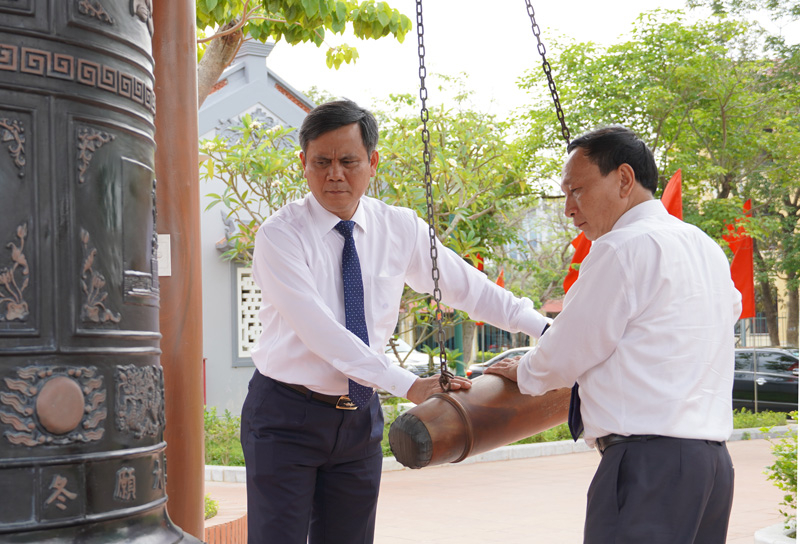 Đồng chí Phó Bí thư Thường trực Tỉnh ủy Trần Hải Châu và đồng chí Chủ tịch UBND tỉnh Trần Thắng thực hiện nghi thức thỉnh chuông tại Đền thờ Bác Hồ và các Anh hùng liệt sỹ.