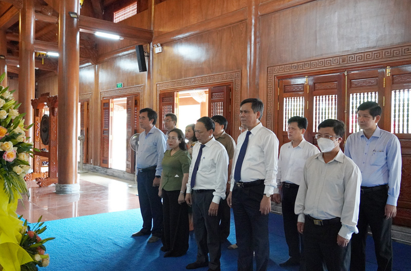 Các đồng chí lãnh đạo tỉnh dâng hương tưởng nhớ công lao to lớn của Chủ tịch Hồ Chí Minh và các anh hùng liệt sỹ.