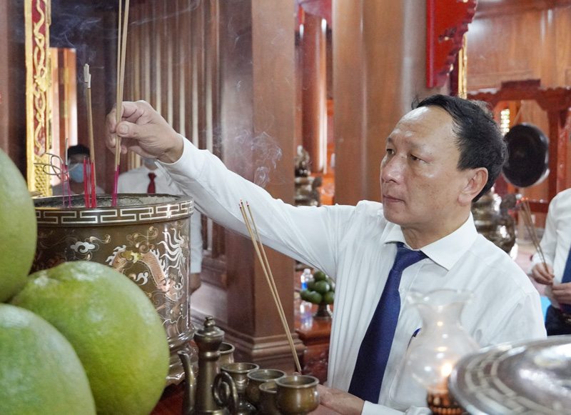  Đồng chí Phó Bí thư Thường trực Tỉnh ủy Trần Hải Châu dâng hương tại Đền thờ Bác Hồ và các Anh hùng liệt sỹ.