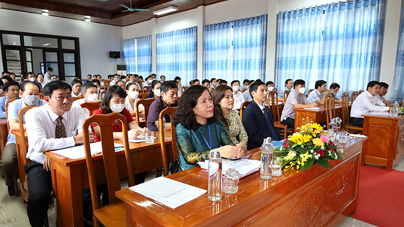 Các địa biểu dự lễ bế giảng.
