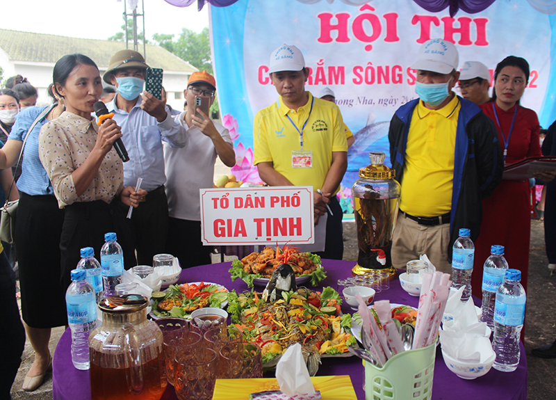 Các đội thuyết trình phần thi nấu các món ngon từ cá trắm.
