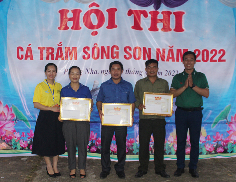 Ban tổ chức trao giải cho các đội đạt giải thi nấu món ngon từ cá trắm.