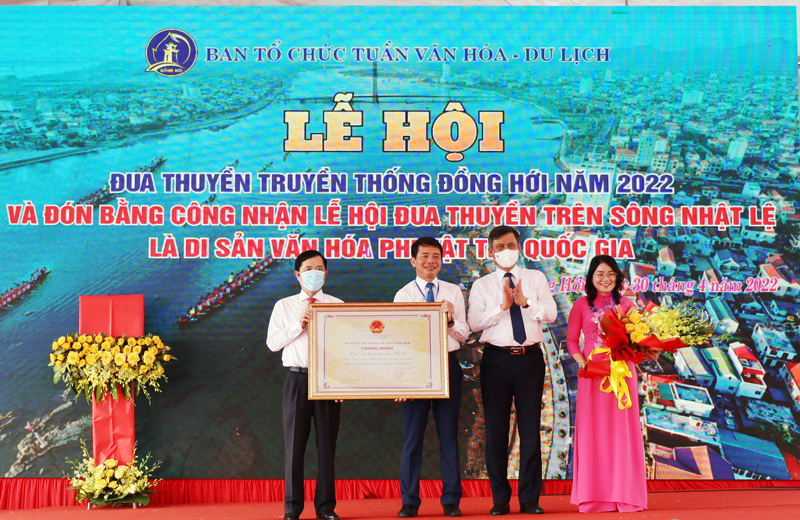 Đồng chí Chủ tịch UBND tỉnh Trần Thắng trao bằng công nhận lễ hội đua thuyền truyền thống trên sông Nhật Lệ là Di sản văn hóa phi vật thể Quốc gia.