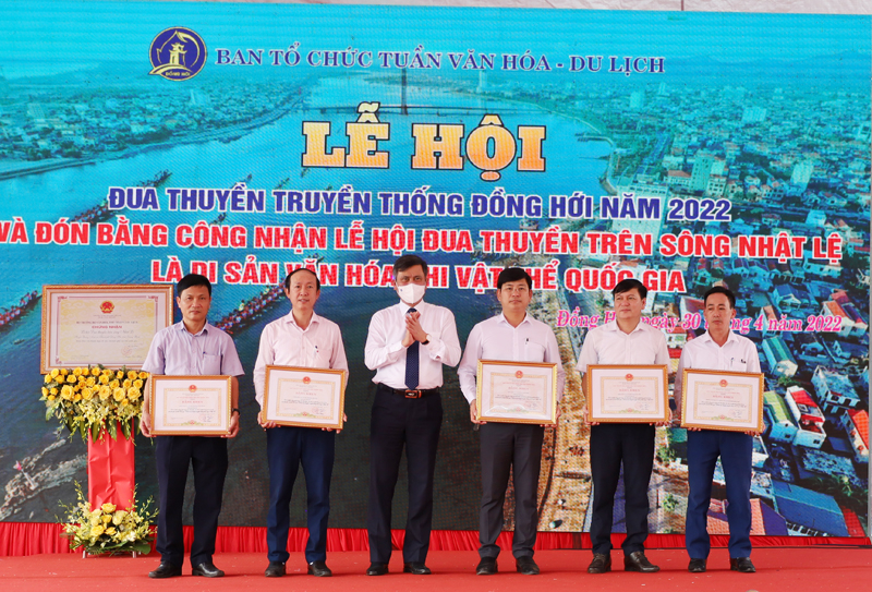 Đồng chí Chủ tịch UBND tỉnh Trần Thắng trao bằng khen của Chủ tịch UBND tỉnh cho 5 tập thể trên địa bàn TP. Đồng Hới.