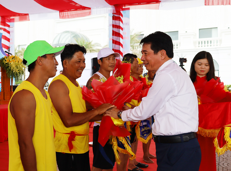 Chủ tịch UBND TP. Đồng Hới trao hoa động viên các đội thuyền tham gia lễ hội.