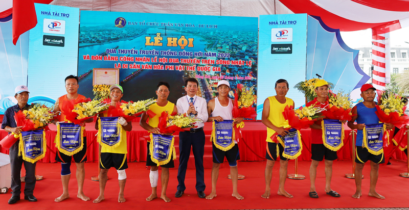 Các đội thuyền nhận hoa và cờ lưu niệm.