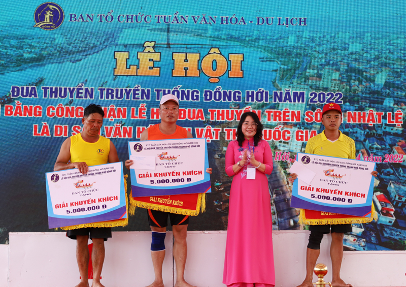 Đại diện Ban Tổ chức trao thưởng cho các đội thuyền đạt giải khuyến khích.
