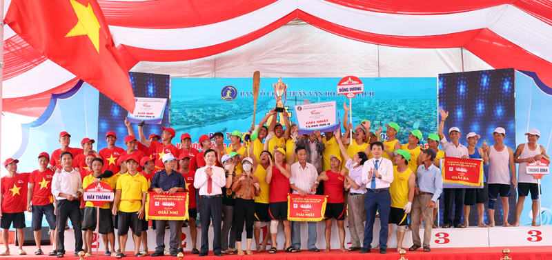 Lãnh đạo TP. Đồng Hới trao thưởng giải nhất, nhì, ba cho các đội thuyền đoạt giải.