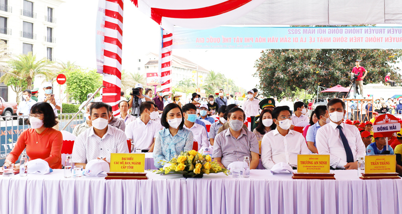 Các đại biểu tham dự lễ hội.