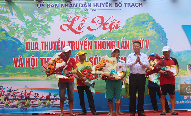 Ban tổ chức trao giải nhất cho đội nam xã Nhân Trạch.