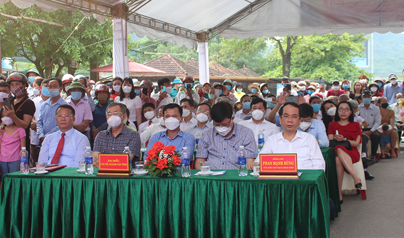  Các đại biểu tham dự lễ khai mạc.