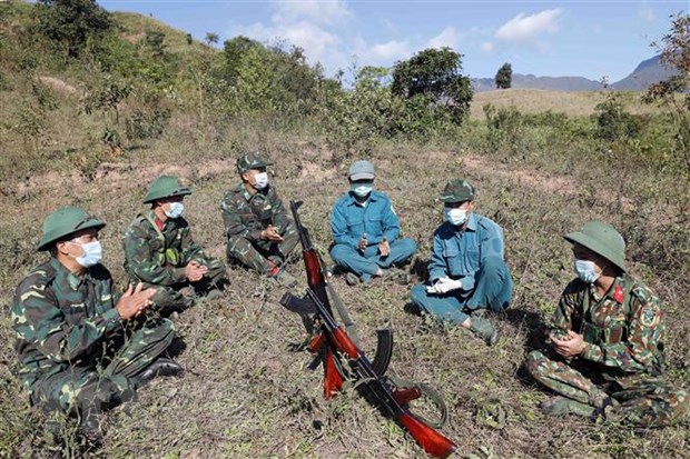 Các chiến sỹ Chốt biên phòng Na Cô Sa 2, Đồn biên phòng Na Cô Sa, huyện Nậm Pồ thư giãn sau chuyến tuần tra biên giới. (Ảnh: Trần Việt/TTXVN)