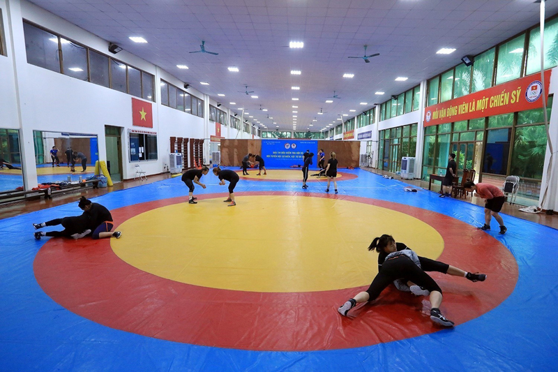 Các đô vật nữ đội tuyển Việt Nam căng mình luyện tập chuẩ bị cho SEA Games 31. Ảnh: Tuấn Anh/ TTXVN