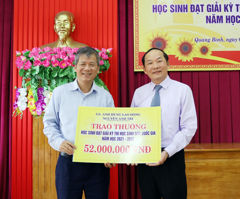 Giáo sư, Tiến sỹ, AHLĐ Nguyễn Anh Trí trao tặng Hội Khuyến học số tiền 52 triệu đồng.