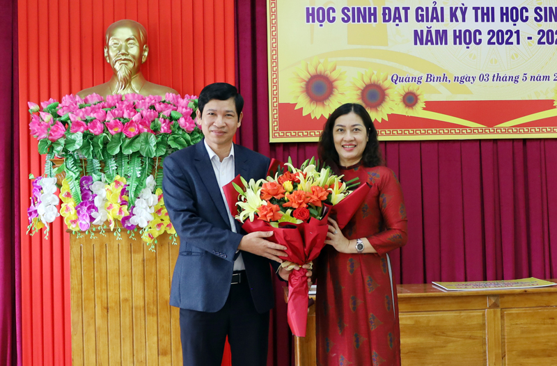 Phó Chủ tịch UBND tỉnh Hồ An Phong tặng hoa chúc mừng cô và trò Trường THPT Chuyên Võ Nguyên Giáp.