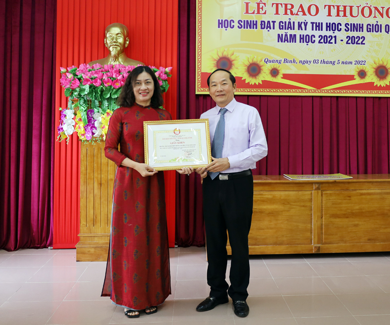 Hội Khuyến học tỉnh trao thưởng Trường THPT Chuyên Võ Nguyên Giáp.