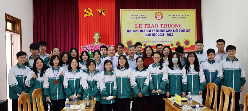 Giáo sư, Tiến sỹ, AHLĐ Nguyễn Anh Trí và các đại biểu cùng với cô hiệu trưởng và HS đạt giải Trường THPT Chuyên Võ Nguyên Giáp. 