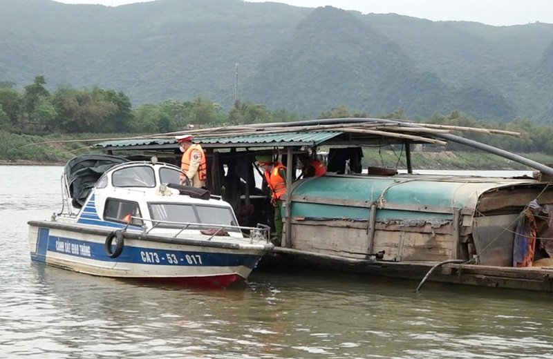 Lực lượng CSGT đường thủy nội địa và lực lượng chức năng kiểm tra một phương tiện thủy nội địa...
