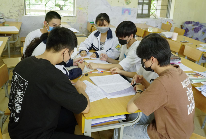 Các em học sinh cần được chăm sóc sức khỏe tâm lý khi các kỳ thi đến gần. Ảnh: TTXVN. Không thể chỉ có học và ngủ