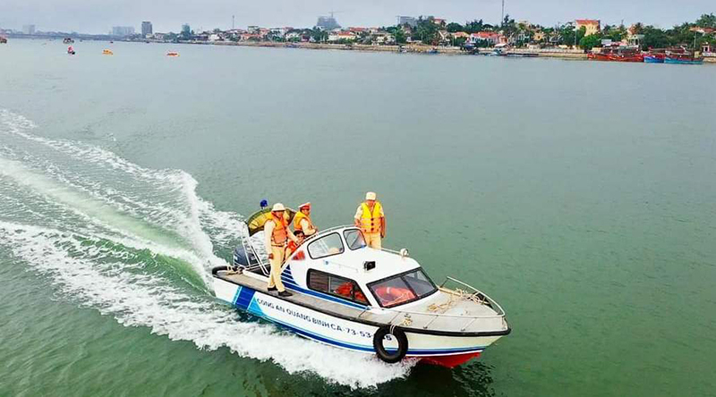 Lực lượng cảnh sát giao thông tuần tra tuyến đường thủy nội địa, bảo đảm an toàn cho người dân và du khách. 