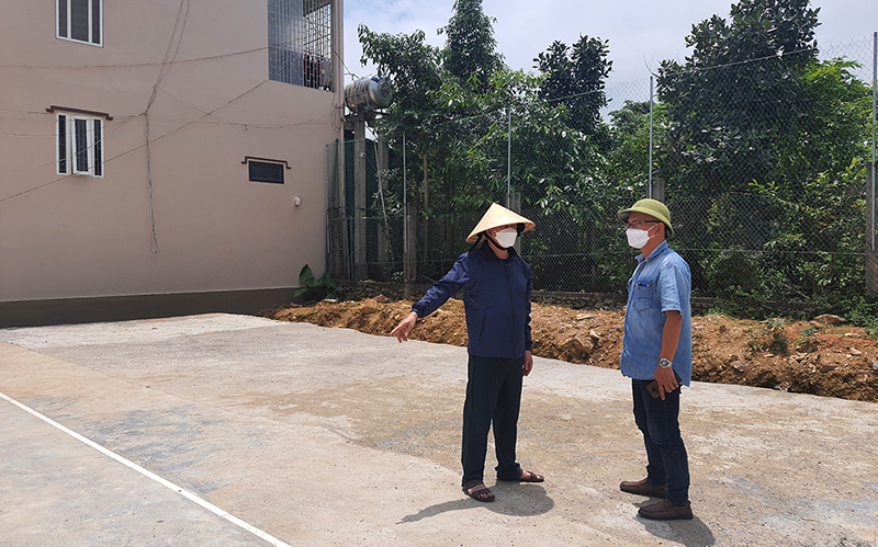 Ông Nguyễn Đông Huyên bên phần đất mình hiến để làm đường vào cụm trung tâm xã Phúc Trạch (Bố Trạch).