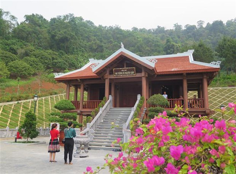 Du khách tham quan, dâng hương tại đền thờ Đại tướng Võ Nguyên Giáp ở xã Gia Phù, huyện Phù Yên (tỉnh Sơn La). (Ảnh: Nguyễn Cường/TTXVN)