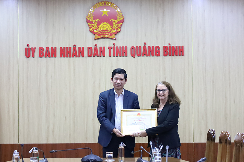 Đồng chí Phó Chủ tịch UBND tỉnh trao Bằng khen của Chủ tịch UBND tỉnh cho bà Kane Sharon Maree.