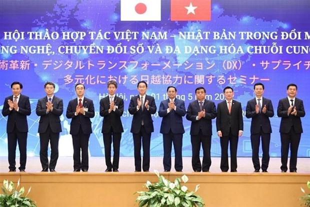 Thủ tướng Phạm Minh Chính và Thủ tướng Nhật Bản Kishida Fumio cùng các đại biểu chụp ảnh chung tại hội thảo hợp tác Việt Nam-Nhật Bản trong đổi mới công nghệ, tại Hà Nội, sáng 1/5/2022. (Ảnh: Dương Giang/TTXVN)