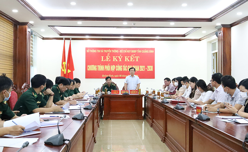 Ông Hoàng Hữu Thái, Giám đốc Sở Thông tin và Truyền thông phát biểu tại buổi làm việc. 