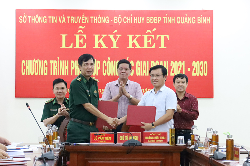 Đại diện lãnh đạo hai đơn vị ký kết chương trình phối hợp. 