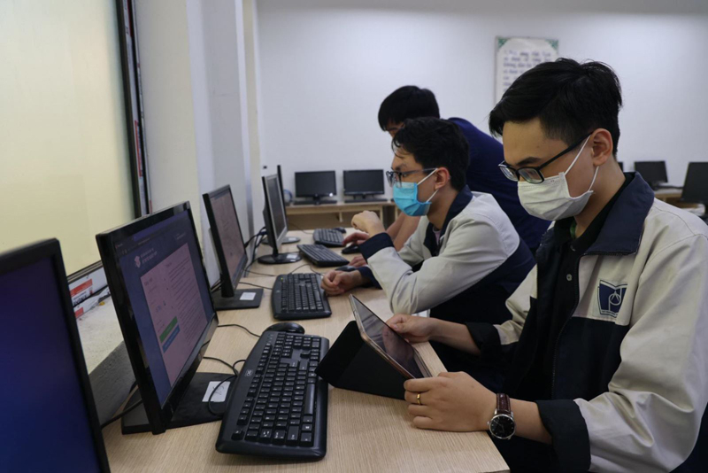 Thí sinh đăng ký dự thi trực tuyến sáng 4/5 tại Trường THPT Phan Đình Phùng (Hà Nội). Ảnh: Lê Phú.