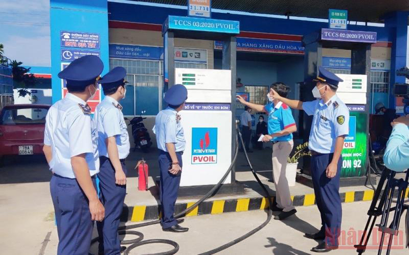 Lực lượng quản lý thị trường Phú Yên kiểm tra việc niêm yết giá bán xăng dầu tại các cơ sở kinh doanh xăng dầu trên địa bàn thành phố Tuy Hòa. (Ảnh: TRÌNH KẾ)