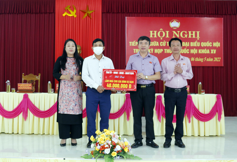 Qua chính quyền địa phương, các ĐBQH tỉnh trao tiền hỗ trợ các trường hợp bị nạn. 