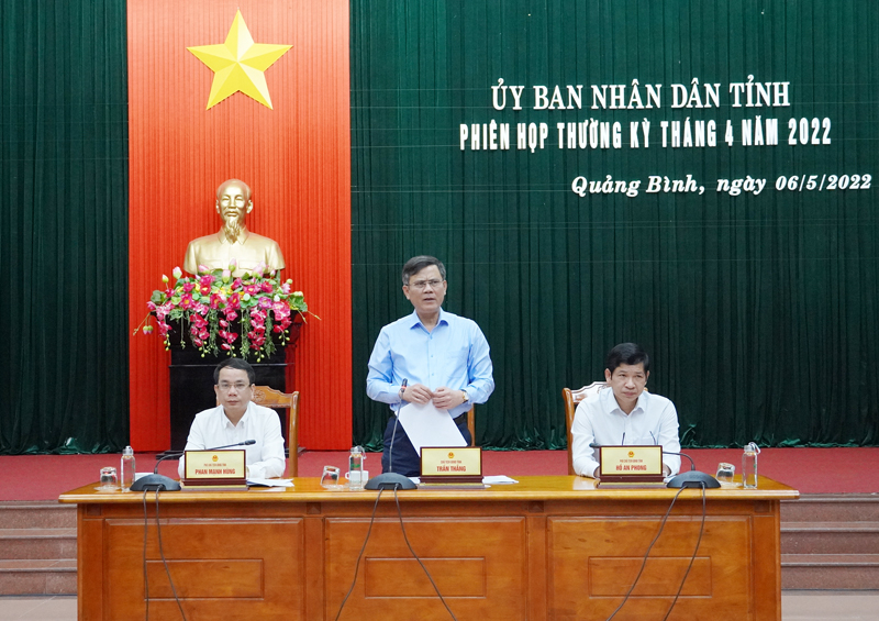 Đồng chí Trần Thắng, Phó Bí thư Tỉnh ủy, Chủ tịch UBND tỉnh và các đồng chí Phó Chủ tịch UBND tỉnh chủ trì và điều hành phiên họp.