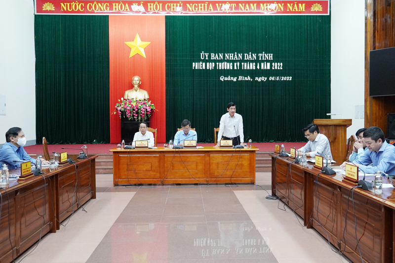 Đồng chí Phó Chủ tịch UBND tỉnh Hồ An Phong điều hành thảo luận tại phiên họp.