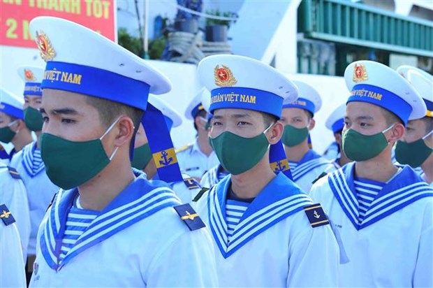 Các chiến sỹ trẻ trước giờ khởi hành ra Trường Sa. (Ảnh: Minh Đức/TTXVN)