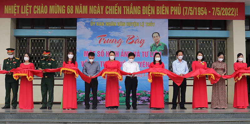  Cắt băng trưng bày một số hình ảnh và tư liệu quý về cuộc đời, sự nghiệp Đại tướng Võ Nguyên Giáp.