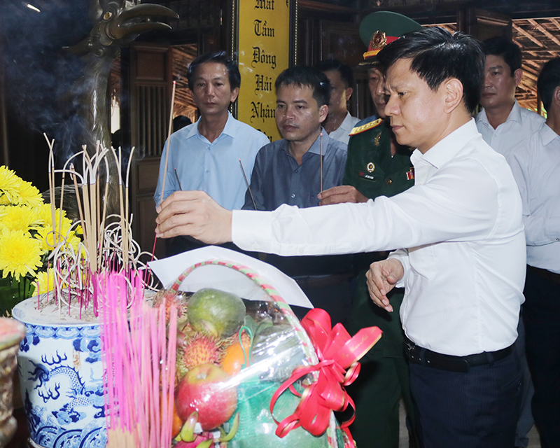 Huyện Lệ Thủy tổ chức dâng hương tại Nhà lưu niệm Đại tướng Võ Nguyên Giáp.