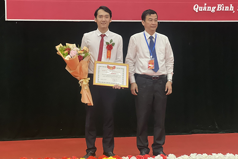 Ban tổ chức trao thưởng cho đại diện nhóm tác giả đạt giải nhất. 